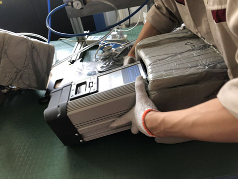 从包装箱中取出SR模块化吸干机