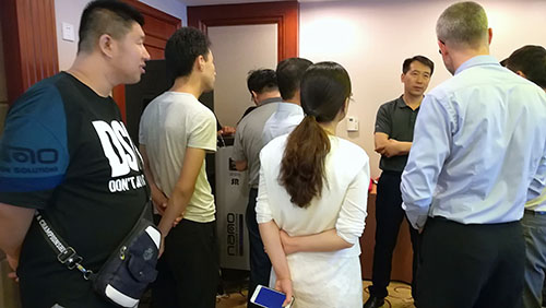 气体净化和制氮技术交流会休息期间代表们看产品和新讨论