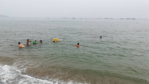 气体过滤员工海边活动